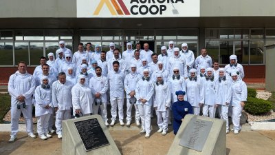 FACH 1: Suinocultores da Cooper A1 visitam frigorifico da Aurora Coop