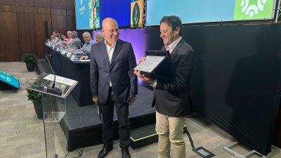 Durante o evento Vanir Zanatta realizou  homenageou Luiz Vicente Suzin. (Credito: Marcos Bedin/MB Comunicação Empresarial/Organizacional).