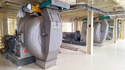 Três máquinas peletizadoras, duas vão produzir rações para terminação e outra para 