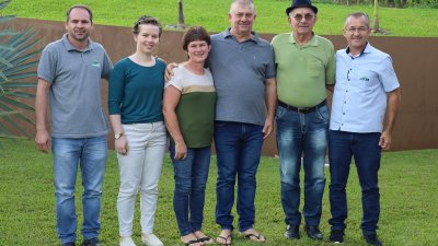 Fam&iacute;lia Kickow com o gerente da unidade, Vilmar Reis e o t&eacute;cnico Danimar Groders