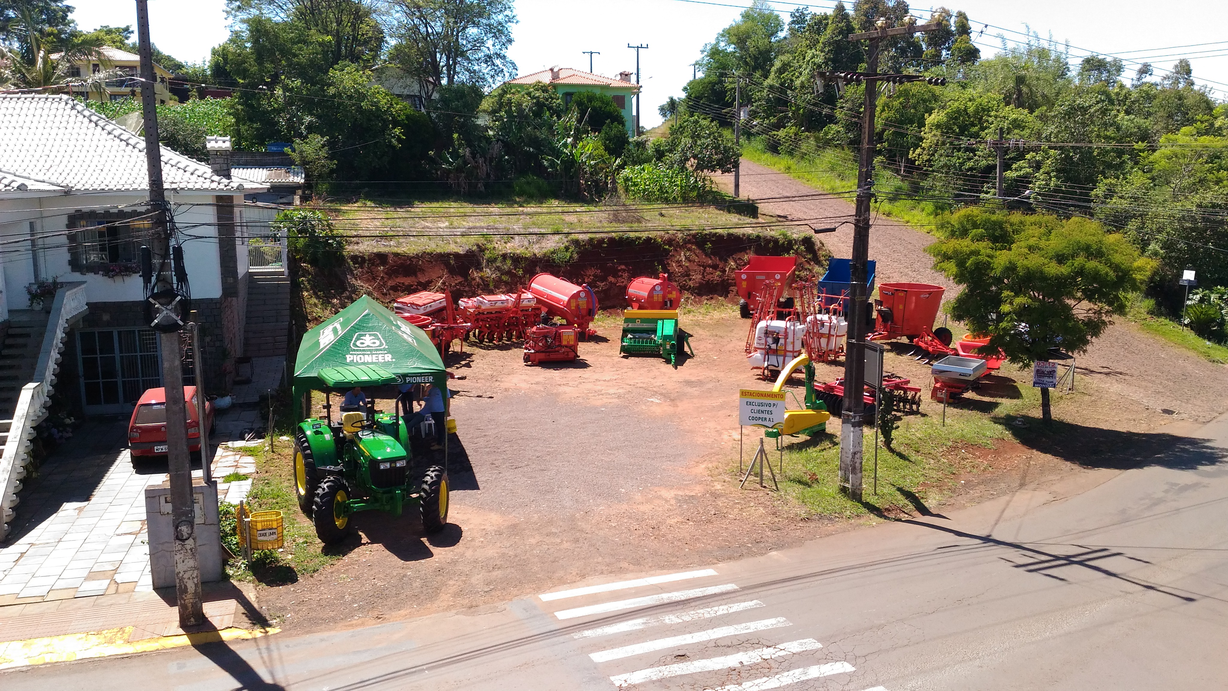 MÁQUINAS E IMPLEMENTOS: Unidade de Iporã do Oeste faz exposição desta linha de produtos