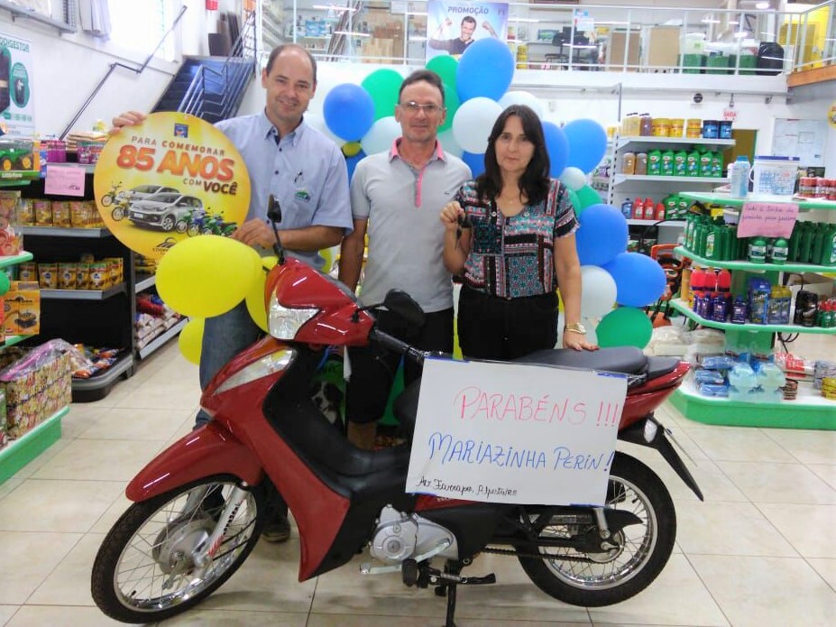 PROMOÇÃO 300 MIL EM PRÊMIOS: ganhadora da moto sorteada em março, retirou seu prêmio