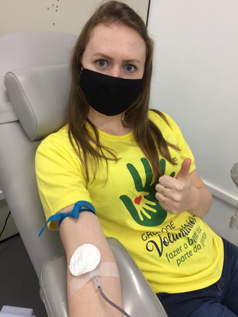 ATITUDE SOLIDÁRIA: Voluntários do grupo “Fazer o bem faz parte da gente” doam sangue