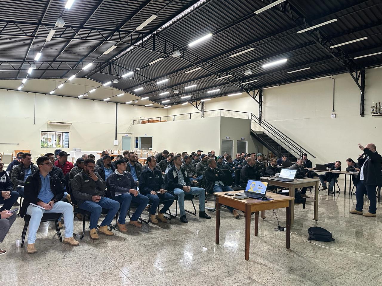 TÉCNICOS: Departamento de cereais da cooperativa passa por inovações