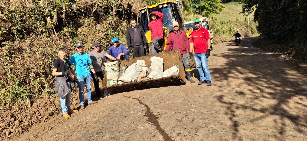 AÇÃO SOCIAL: Limpeza realizada no interior de Alpestre pelos cooperados
